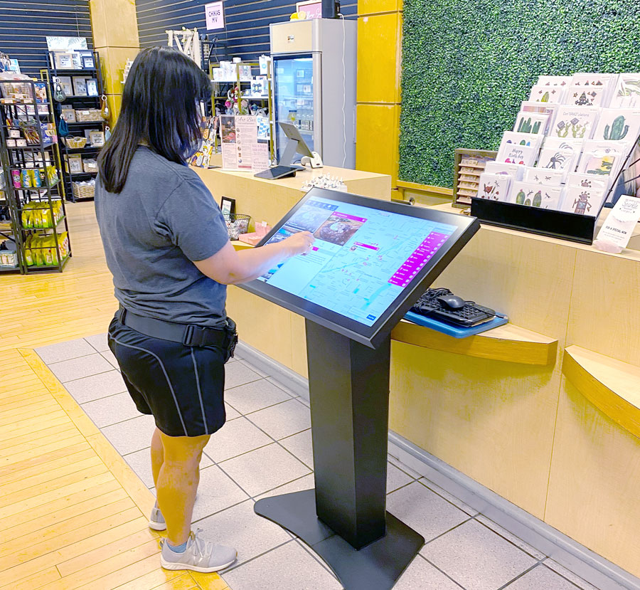 kiosk-person2